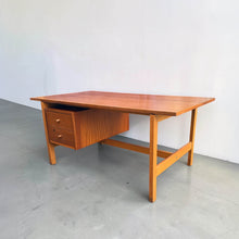 Load image into Gallery viewer, The GE 125 Executive desk, by Hans Wegner for Getama, Gedsted, Denmark

