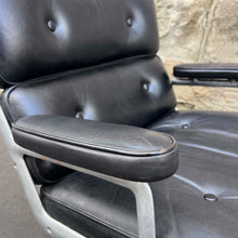 Load image into Gallery viewer, Herman Miller Eames ES 105 Time Life Lobby Chair
